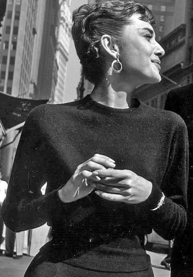 Entre chic et espiglerie, Audrey Hepburn fascine