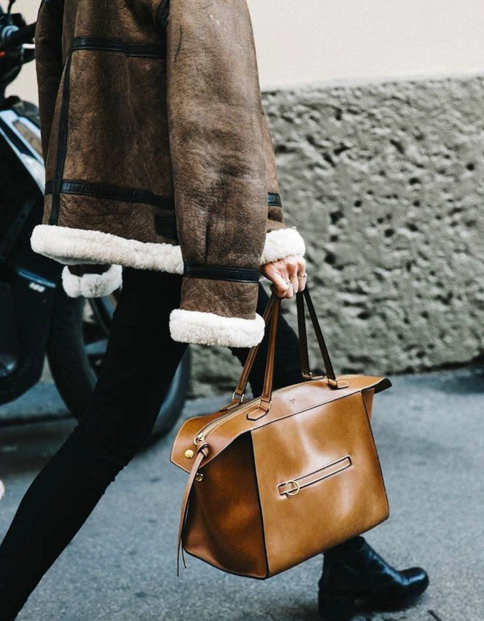 Sac faussement classique + look rock cosy = le bon mix