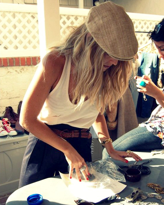 Marcel loose + pantalon large bleu marine taille haute = le bon mix