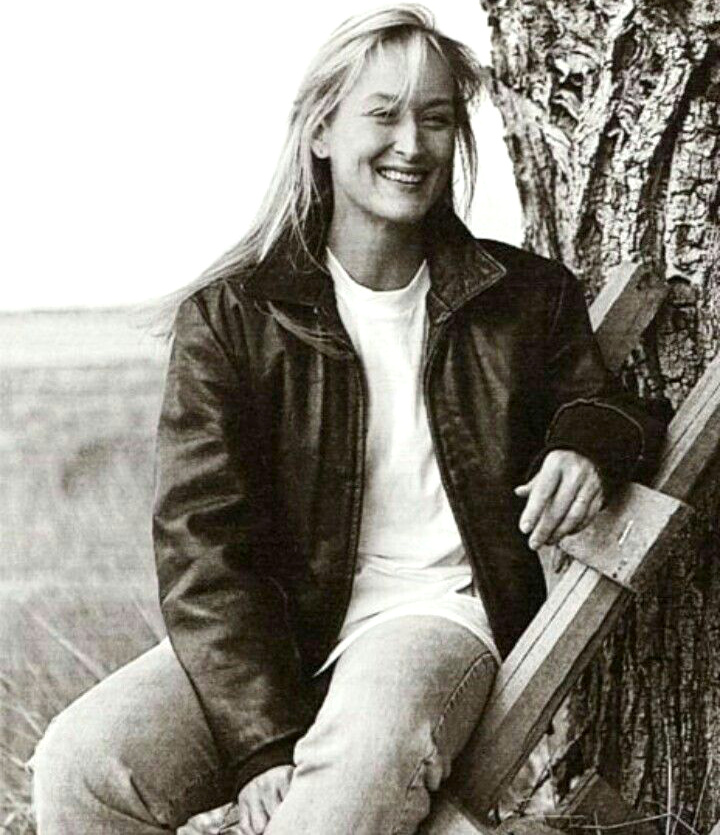 Rien de tel qu'un vrai sourire pour transcender une tenue presque banale...