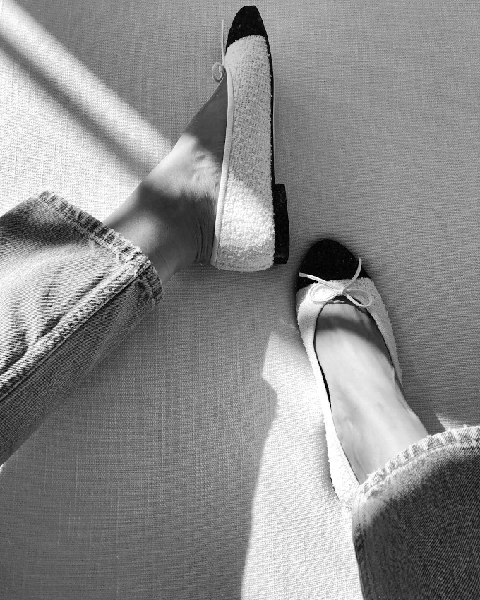 Rien de tel qu'un jean droit court sur la cheville pour accompagner une paire de ballerines !