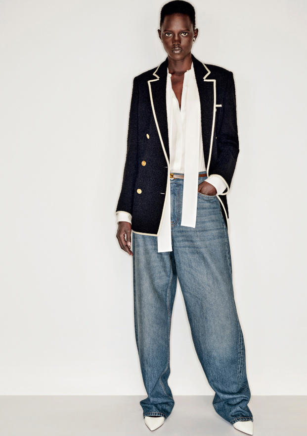 Oui au jean large gliss au sein d'un look chic !