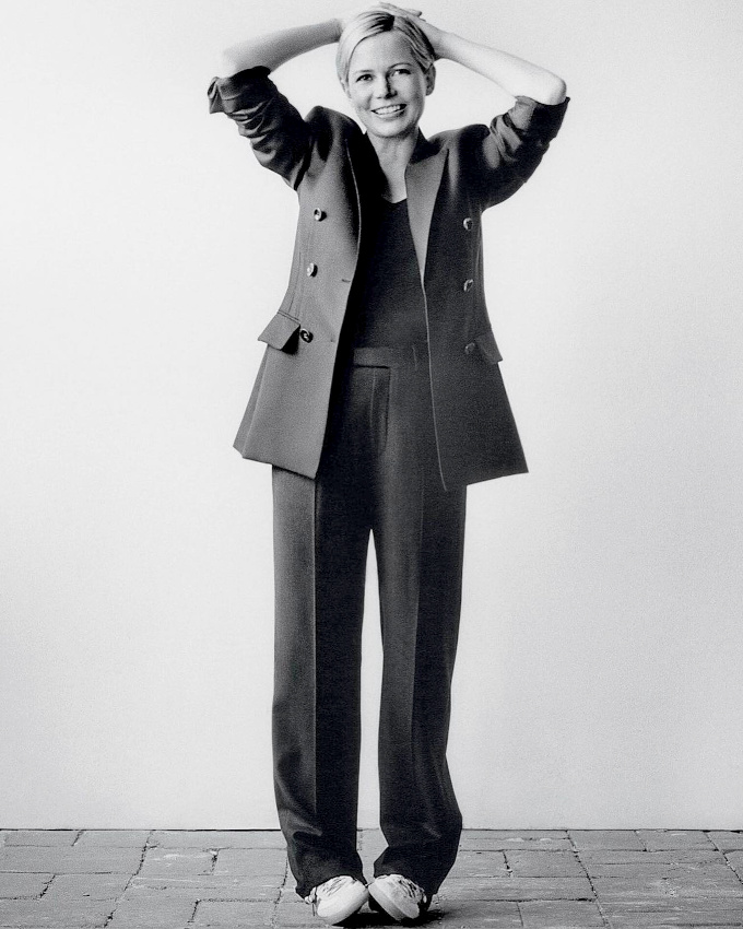 Au sein de son costume masculin, Michelle Williams apparat plus 