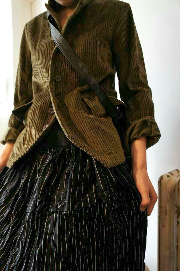 Veste un brin rustique + ample jupon = le bon mix