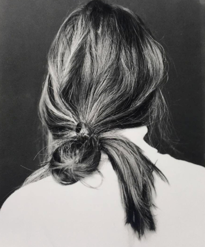 Pull col roul� en cachemire + coiffure d�lib�r�ment n�glig�e = le bon mix