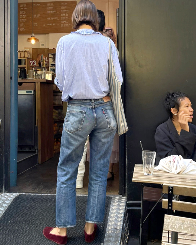 Jean boyfriend court sur la cheville + Furlanes = le bon mix