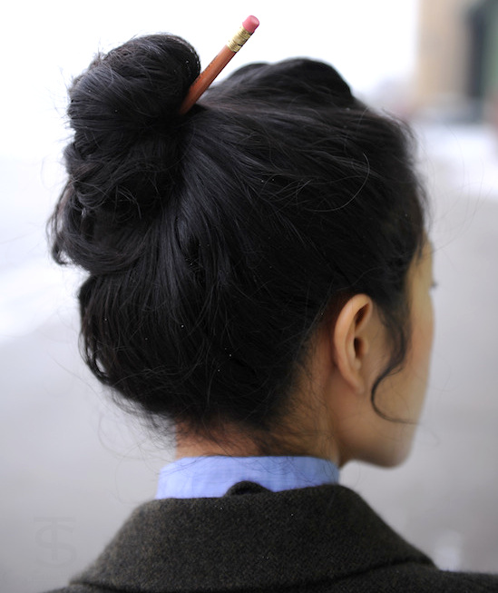 Le crayon dans les cheveux : un gimmick stylistique 