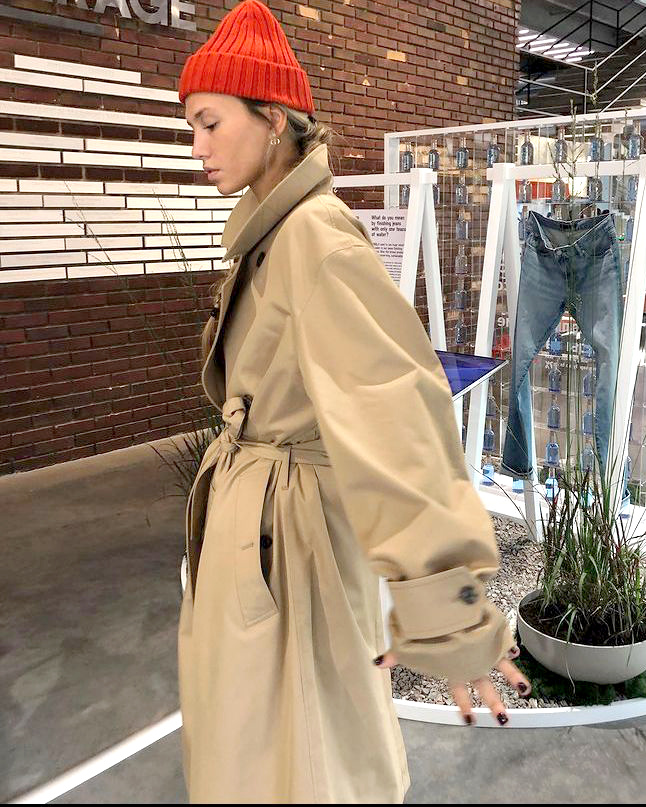 Trench oversize ceintur� + bonnet color� = le bon mix