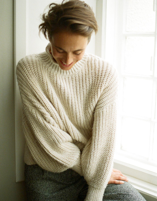 Pull oversize blanc cass� + coupe courte espi�gle = le bon mix