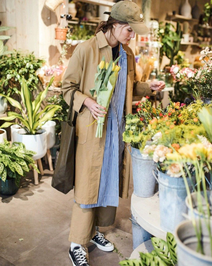 Mari�e � un look casual/sporty, la robe chemise gagne en caract�re