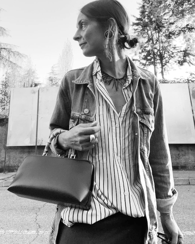 Veste en jean + chemise fluide ray�e + coiffure sage + sac rigide + collier audacieux = le bon mix