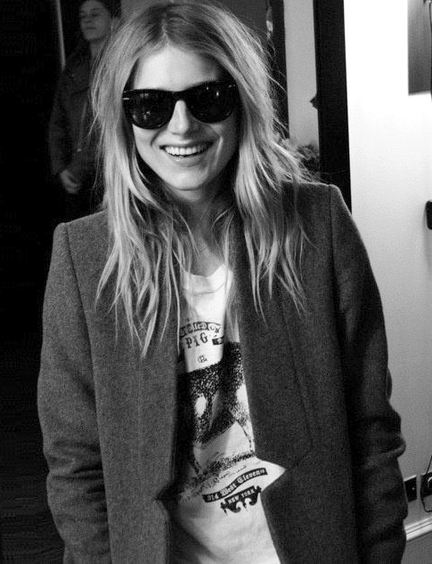 Blazer + tee-shirt graphique + lunettes de soleil = le bon mix