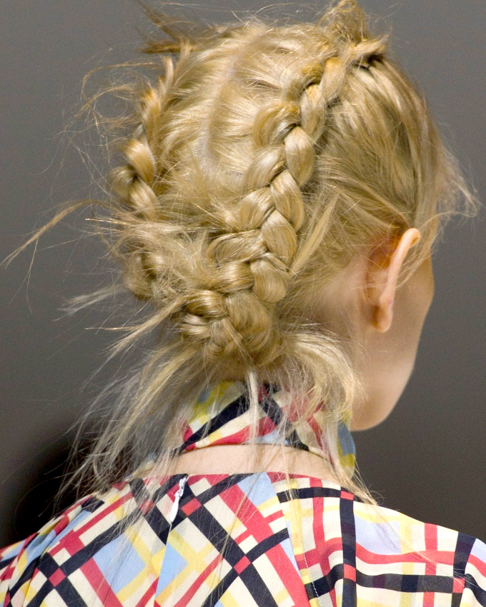 Oui aux coiffures sophistiqu�es et l�g�rement froiss�es !