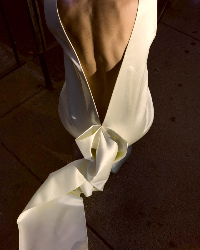 M�lant chic et audace, ce dos nu se r�v�le magistral