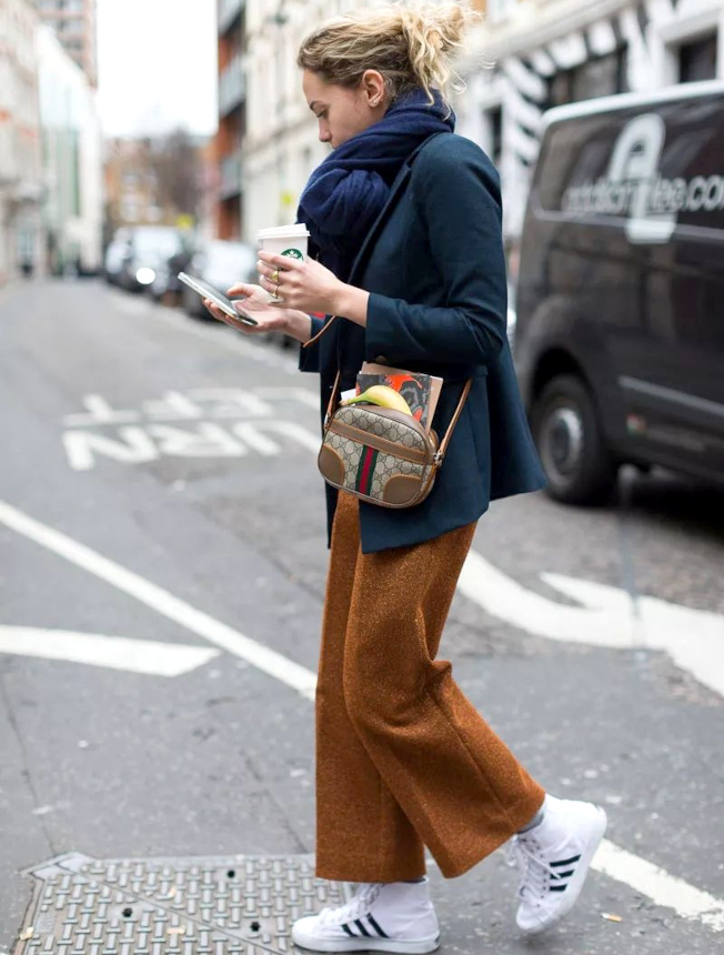 Blazer bleu marine + pantalon large brou de noix 7/8 = le bon mix