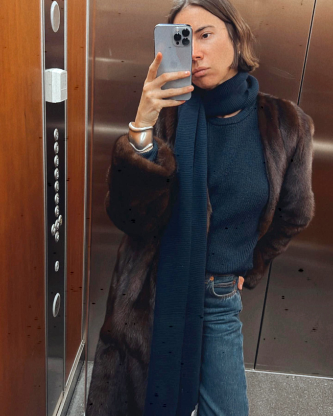 Fausse fourrure marron aux reflets lustrés + bleu marine = le bon mix