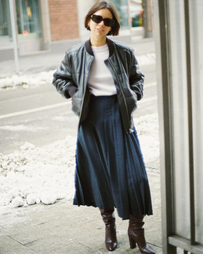 Blouson bomber + jupe longue pliss�e + bottes seventies = le bon mix