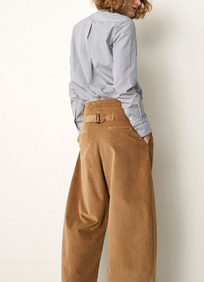 Avec sa d�gaine masculine, son velours sable et son amplitude g�n�reuse, ce pantalon a tout bon !