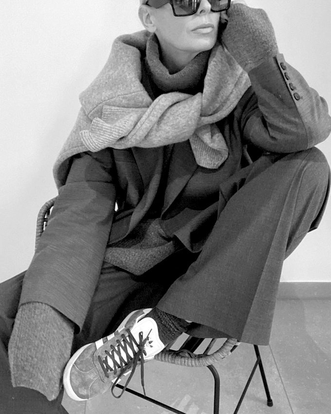 Costume un brin large + maille + baskets Adidas = le bon mix