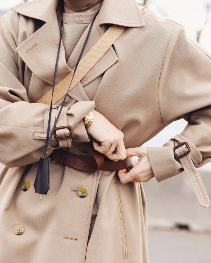 Oui aux ceintures en cuir port�es sur un trench un brin ample !