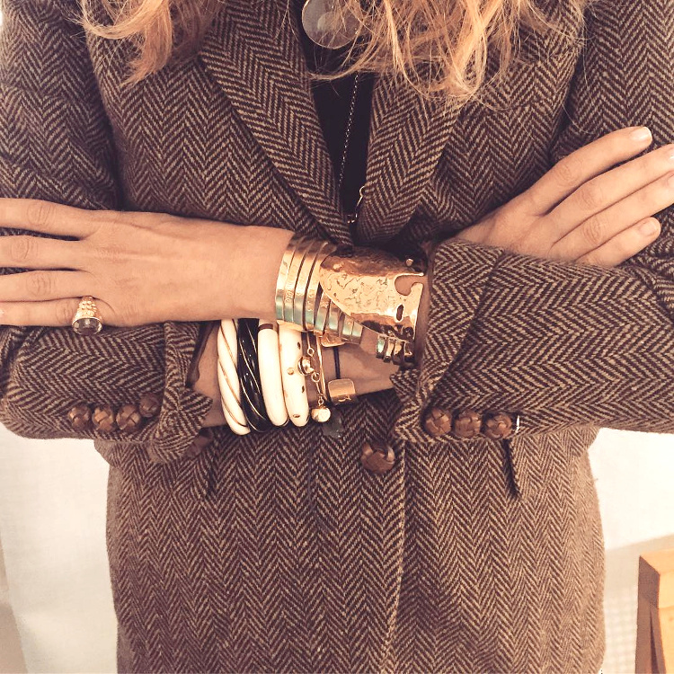 Blazer masculin + accumulation de bracelets = le bon mix