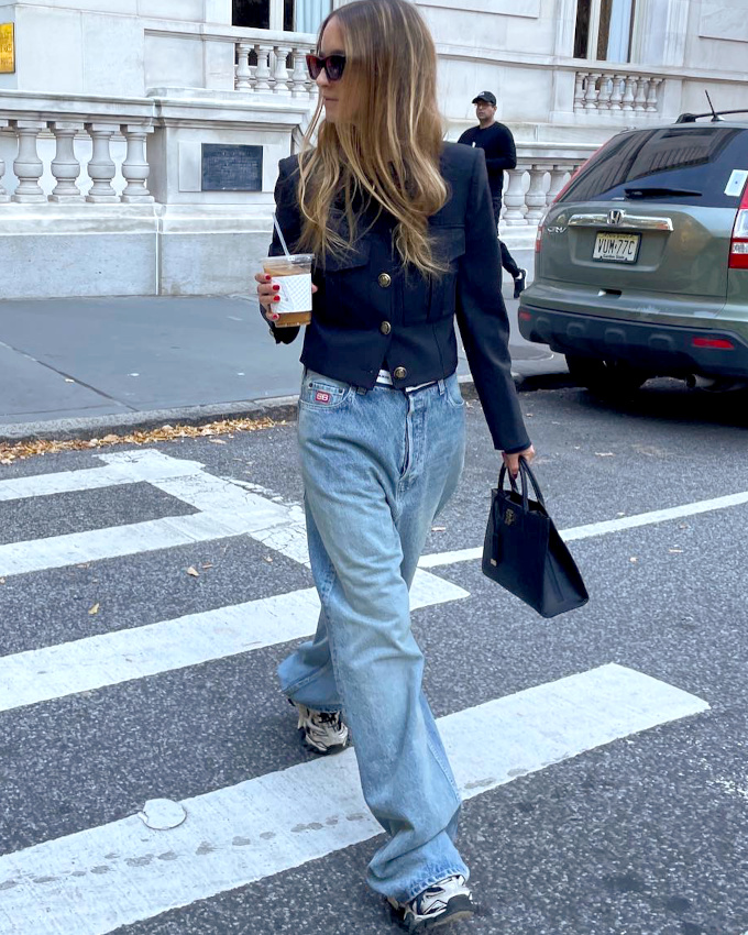 Veste courte et �triqu�e + jean large = le bon mix