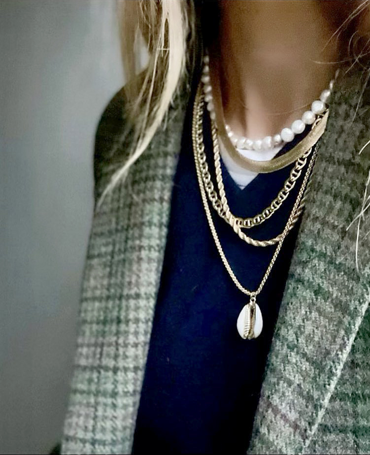 Pendentif coquillage + pull bleu marine + blazer subtilement d�suet = le bon mix