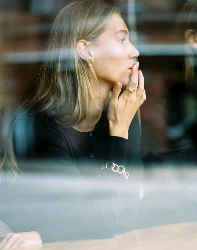 Rien de tel qu'un sobre top noir pour servir de cimaise à quelques bijoux dorés !