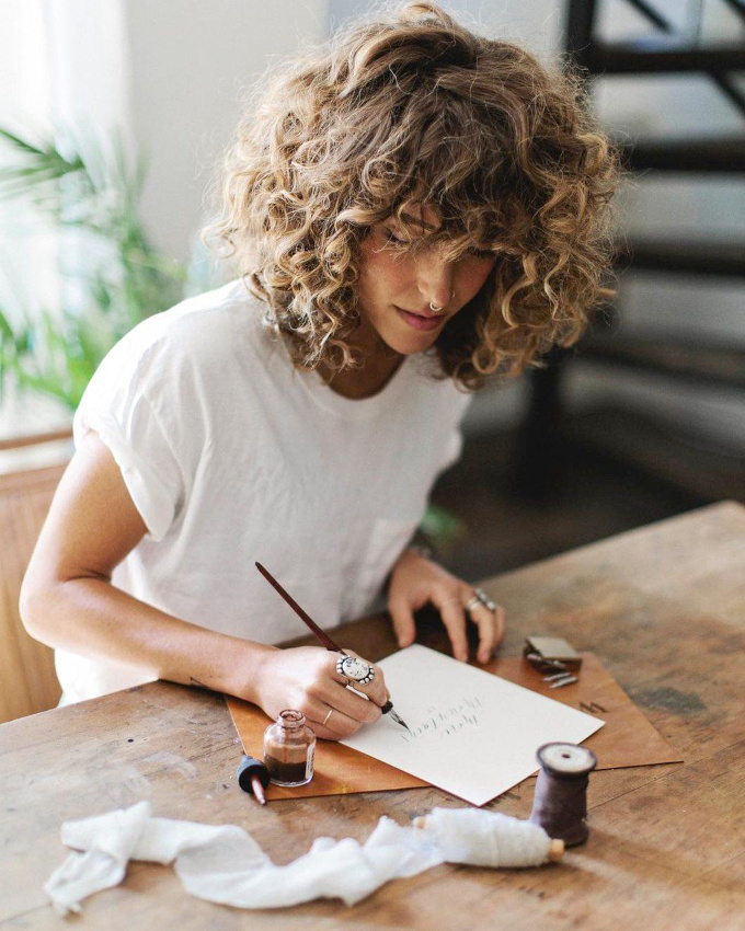 Boucles opulentes + tee-shirt blanc = le bon mix