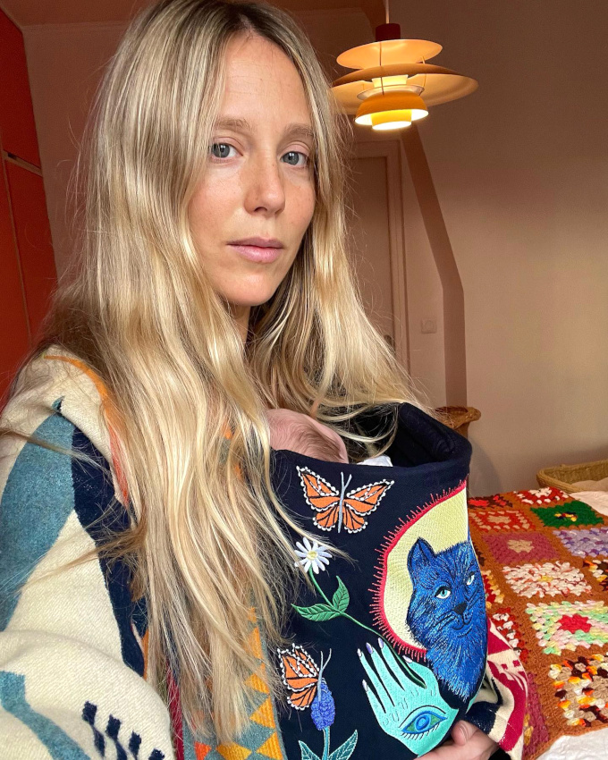 Porte-b�b� + broderies = le bon mix