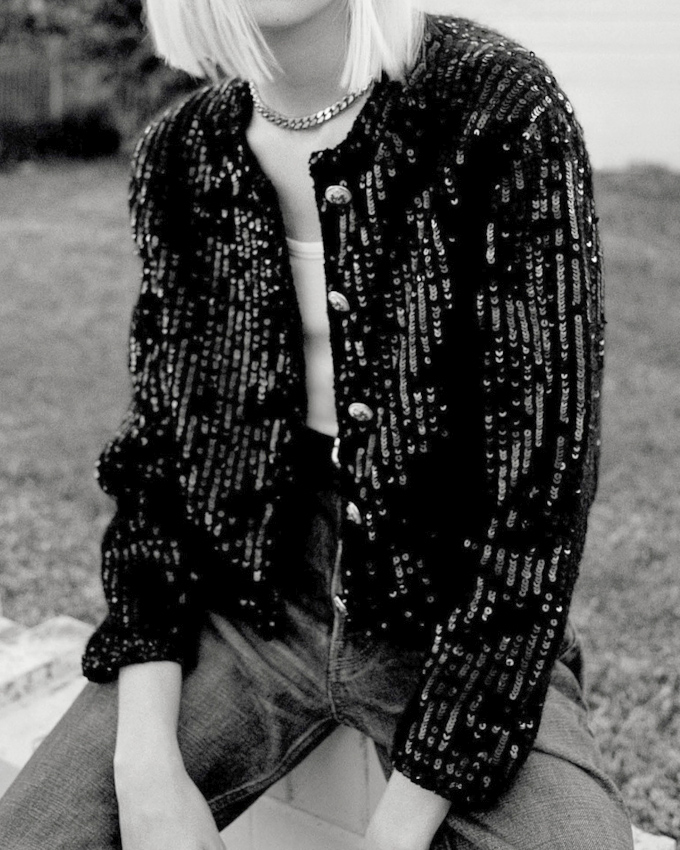 Veste courte � sequins + jean boyfriend = le bon mix