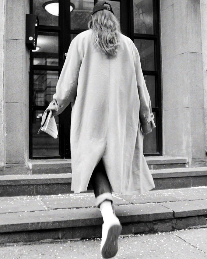 Jean roulott� sur la cheville + pardessus + baskets + casquette = le bon mix