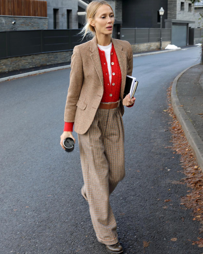 Rien de tel qu'une touche de rouge pour relever un costume dans les tonalit�s marron !