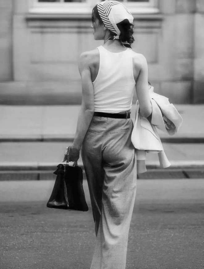 Pantalon � pinces + marcel = le bon mix