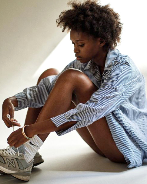 Chemise d'homme � rayures verticales + New Balance = le bon mix