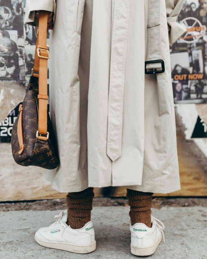 Baskets blanches + chaussettes ultra cosy = le bon mix