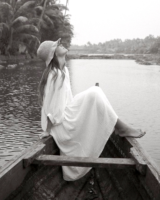 Wanted : une longue robe blanche tout-terrain !