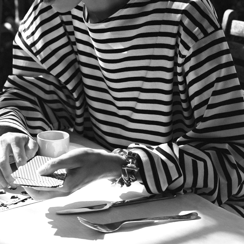 Ample marini�re + bracelet massif = le bon mix