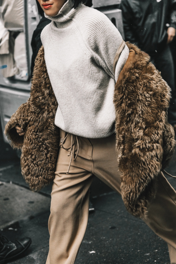 Oui aux cama�eux de marron relev�s d'un trait de rouge � l�vres !