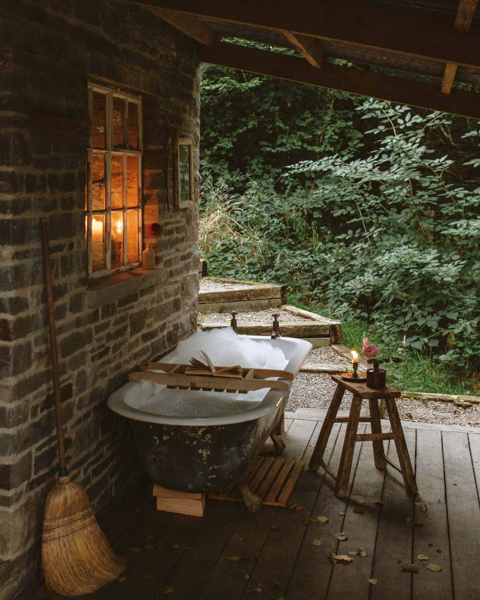 Un bain, un livre, un b�cheron viril s'appr�tant � surgir du bois... what else ?