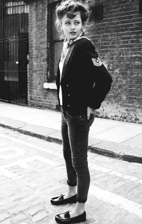 Mocassins + veste militaire chine + coiffure fminine et rtro = le bon mix