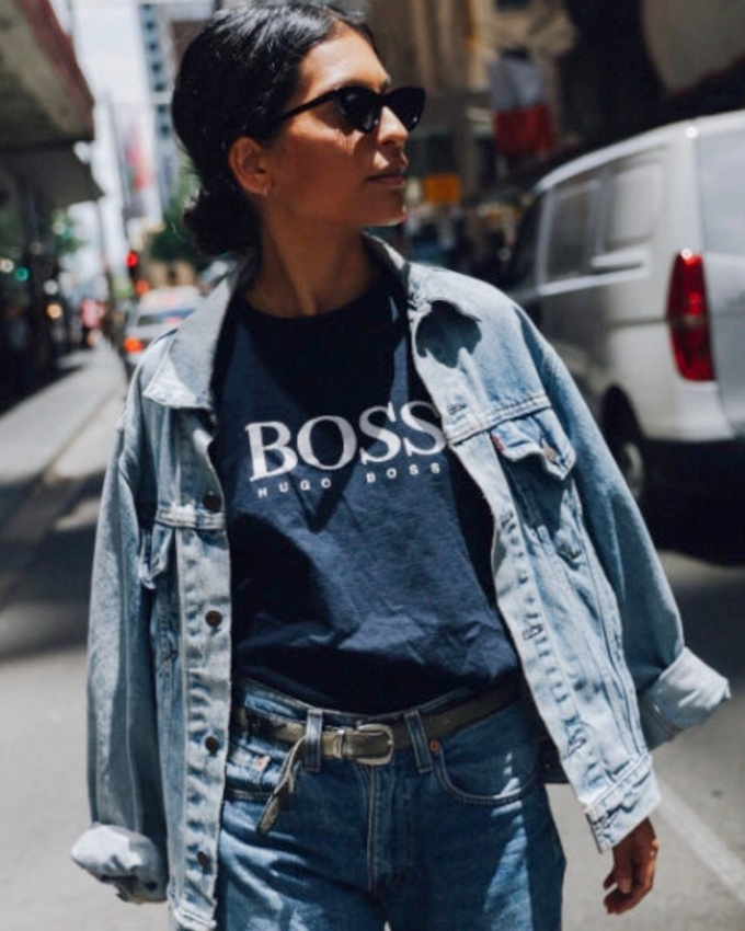 Total look denim + tee-shirt bleu marine + lunettes noires cat-eye = le bon mix