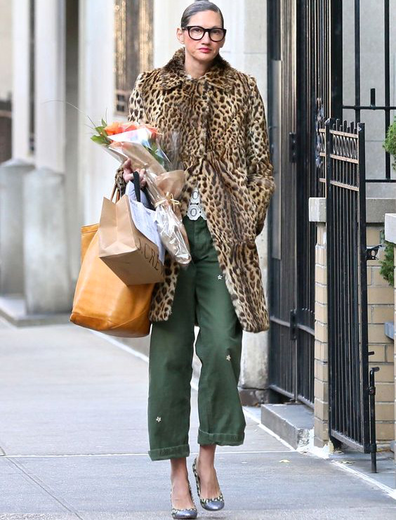 Oui au glamour du l�opard twistant le kaki du pantalon cargo !