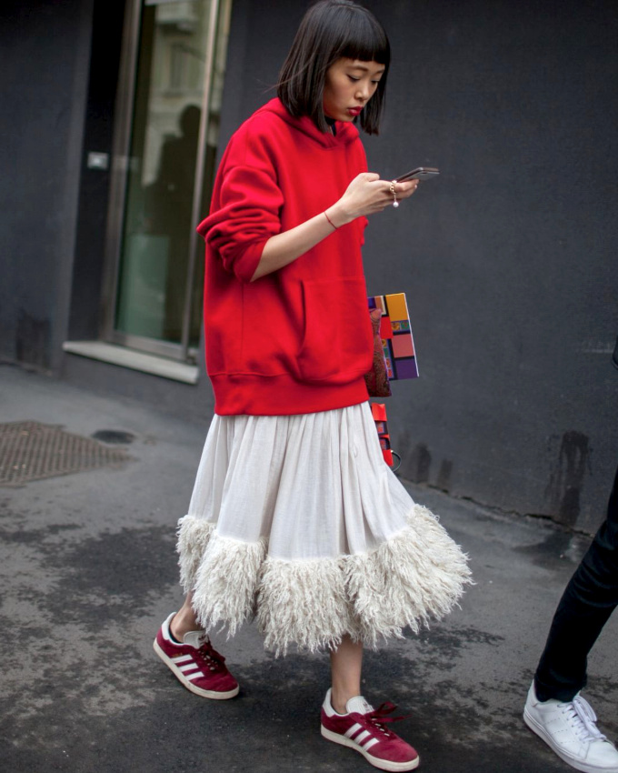Sweat-shirt oversize + jupon sophistiqu + baskets = le bon mix