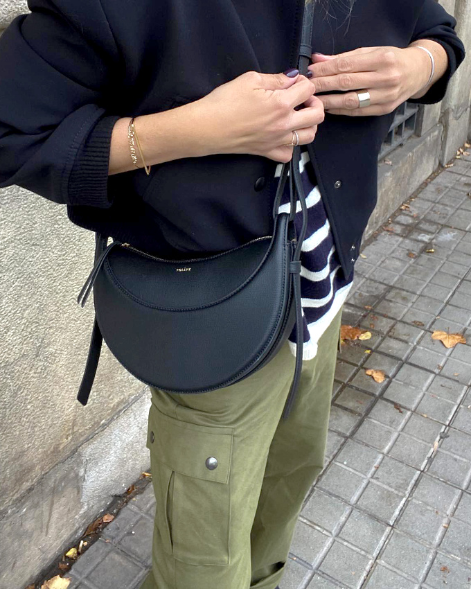 Rien de tel qu'un sac rigide minimaliste pour upgrader une tenue casual !