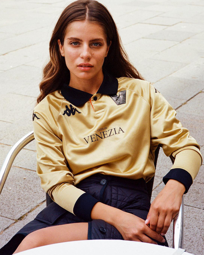 Ne jamais hsiter  introduire un produit 100% sportswear au sein d'une tenue citadine !