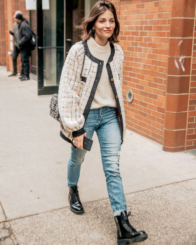 Le gilet chanelien l�g�rement oversize sied particuli�rement bien aux bottines esprit Doc Martens !