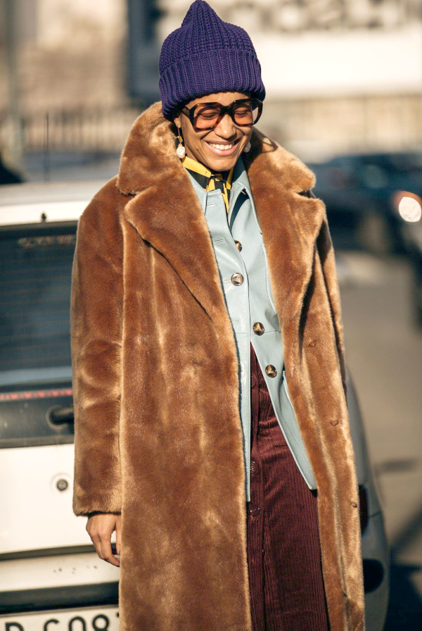 Fausse fourrure marron mordor� + laine c�tel�e bleu marine = le bon mix