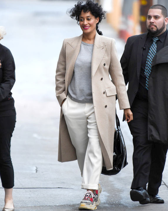 Rien de tel qu'une paire de baskets de caract�re pour twister un look classique casual !