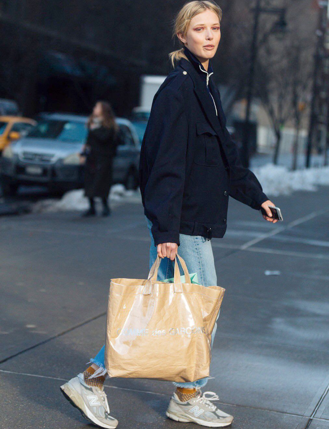 M�lant New Balance, reflets beiges, coiffure faussement sage et dominante bleu marine, ce look a tout bon !